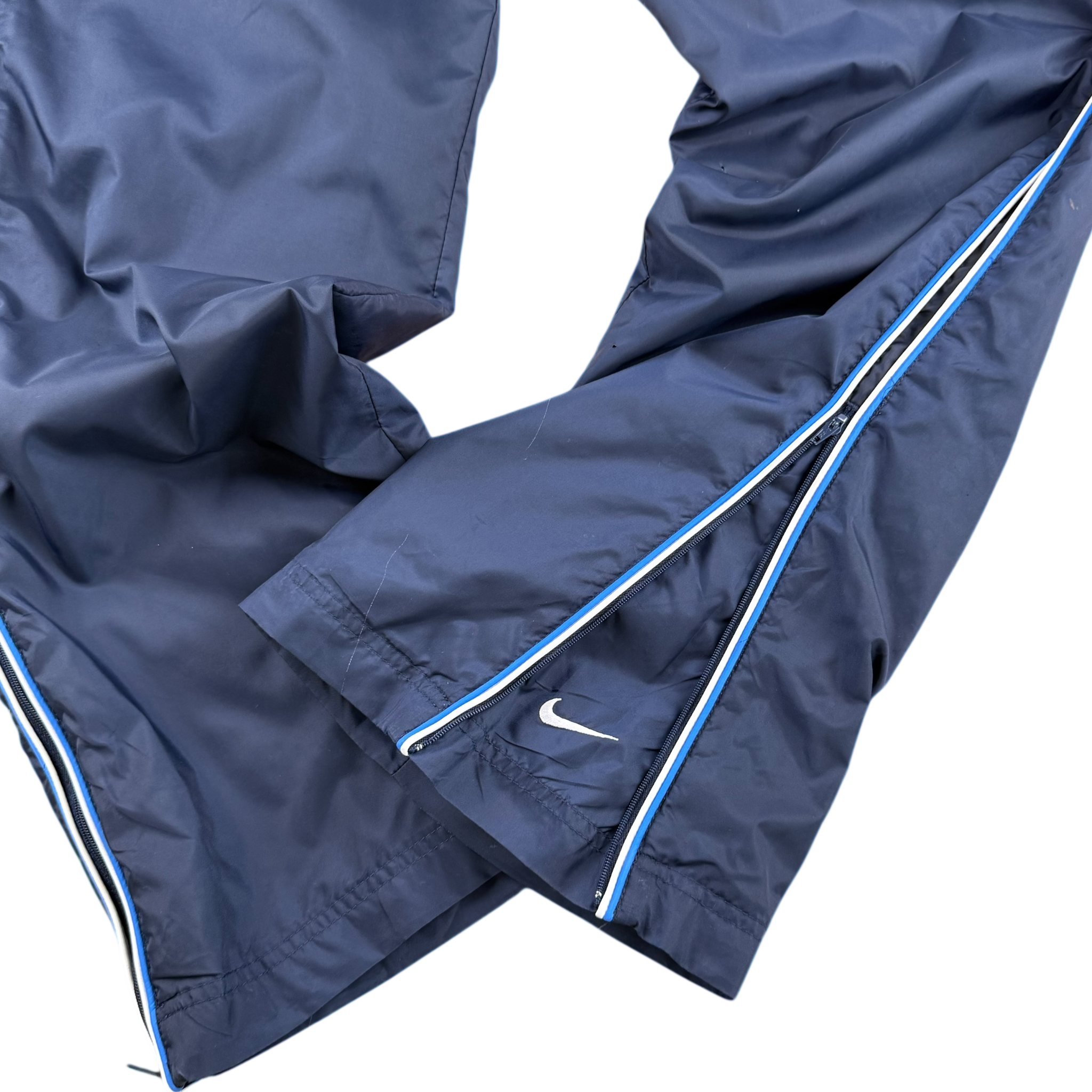 Detailansicht des unteren Beins mit seitlichem Reißverschluss und Swoosh-Logo - Nike Trackpants dunkelblau, Größe XL
