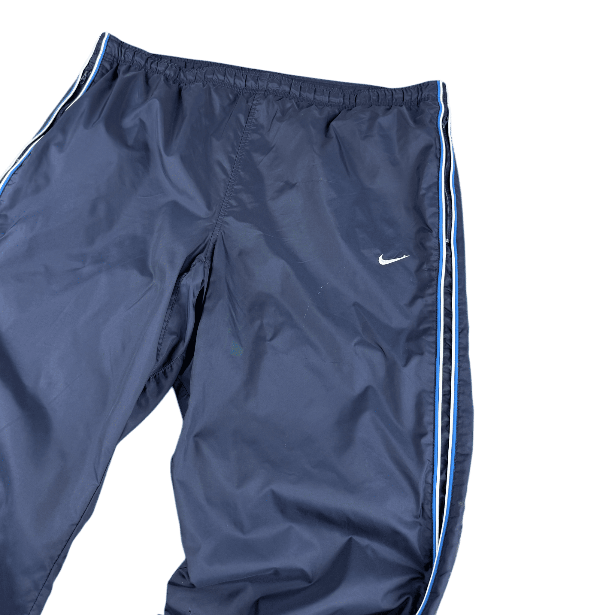 Nahaufnahme der Vorderseite mit elastischem Bund und kleinem Swoosh - Nike Trackpants in Dunkelblau, Größe XL