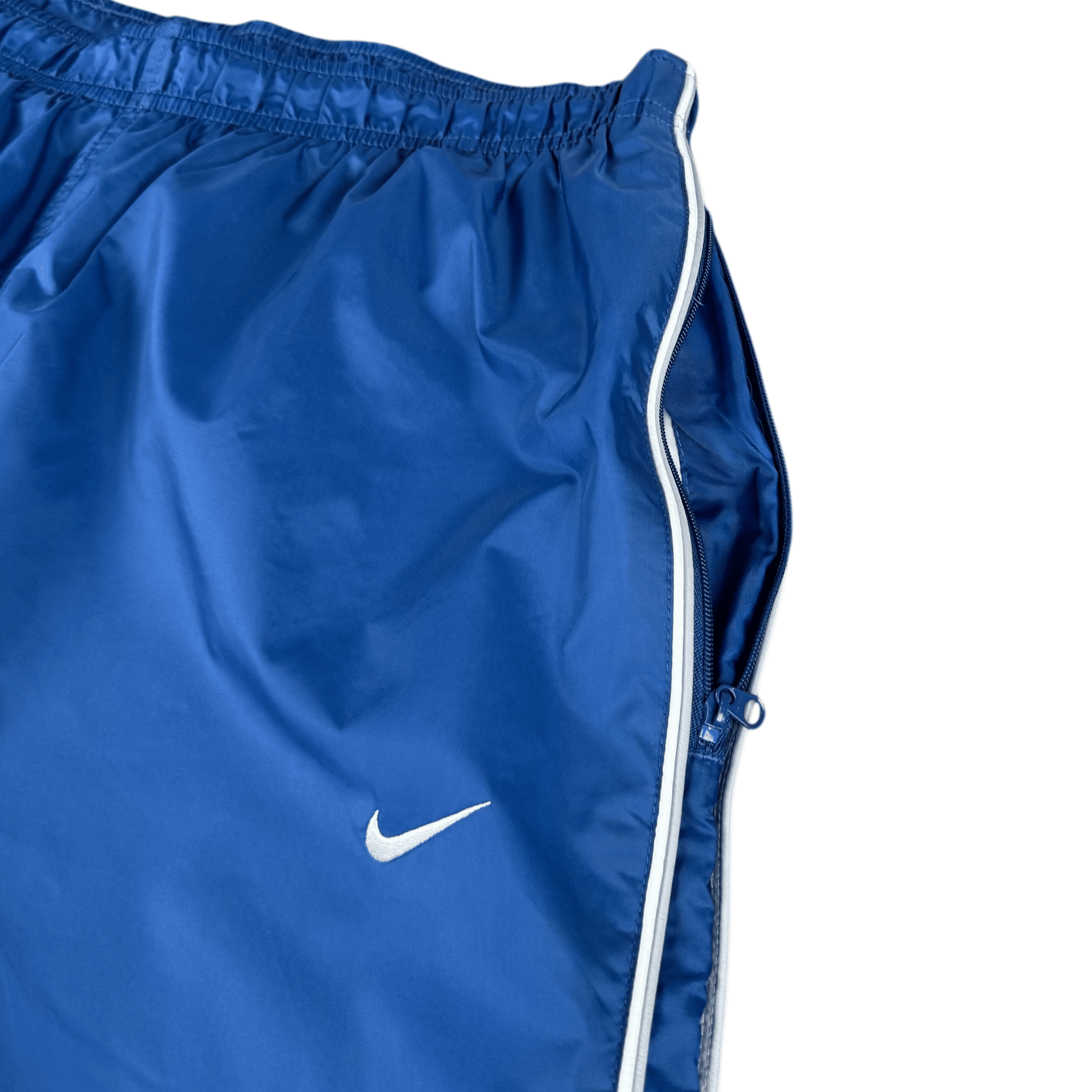 Detailaufnahme der Seitentasche mit geöffnetem Reißverschluss an der blauen Nike Trackpants in Größe L
