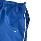 Detailaufnahme der Seitentasche mit geöffnetem Reißverschluss an der blauen Nike Trackpants in Größe L

