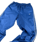 Nahaufnahme der oberen Vorderseite mit elastischem Bund und Swoosh-Logo – Nike Trackpants in Blau, Größe L